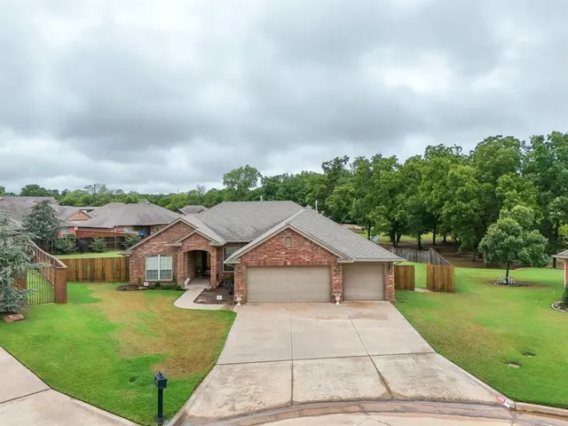 Photo 2 — 2016 Brook Hollow, Shawnee, OK 74804