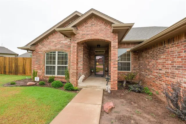 Photo 3 — 2016 Brook Hollow, Shawnee, OK 74804