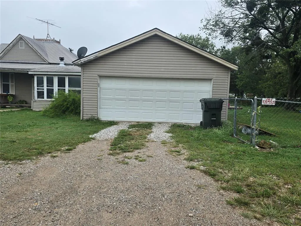 Photo 2 — 303 W Main Street, Tecumseh, OK 74873