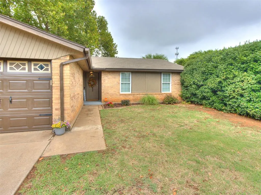 Photo 2 — 1205 Swan Lake Road, Edmond, OK 73003