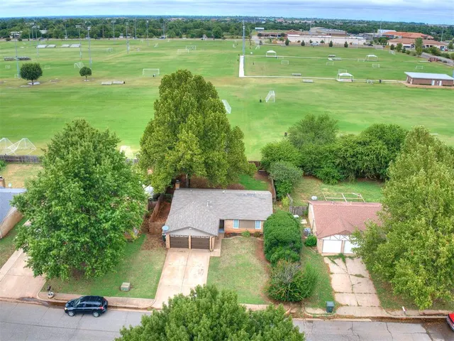 Photo 3 — 1205 Swan Lake Road, Edmond, OK 73003