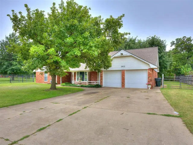Photo 2 — 3911 N Glade Avenue, Bethany, OK 73008