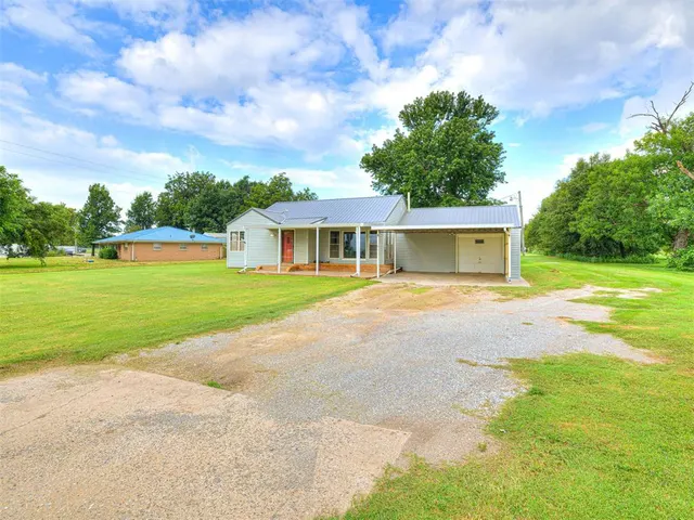Photo 2 — 785 NW 3rd Street, Minco, OK 73059