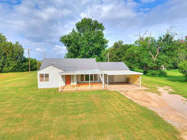 Photo 3 — 785 NW 3rd Street, Minco, OK 73059