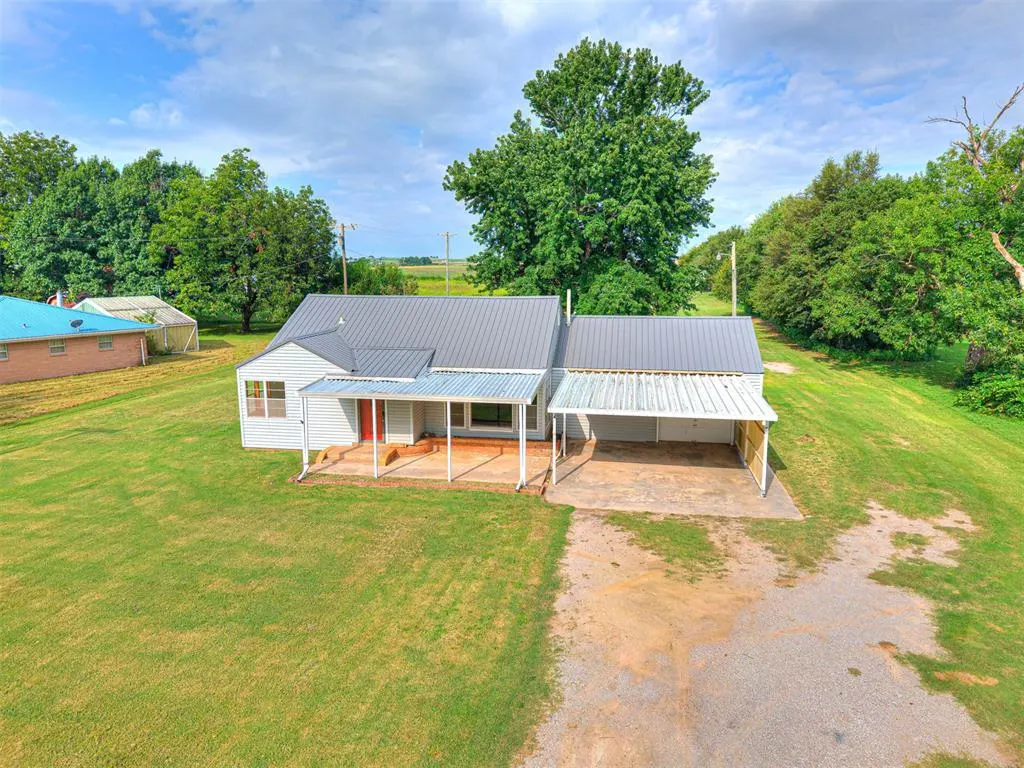 Photo 4 — 785 NW 3rd Street, Minco, OK 73059