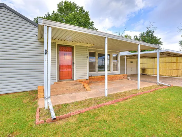 Photo 5 — 785 NW 3rd Street, Minco, OK 73059