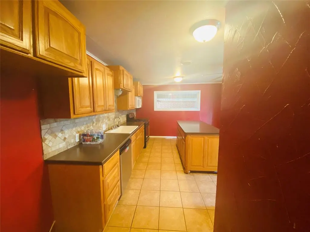 Photo 11 — 1204 W C Avenue, Elk City, OK 73644