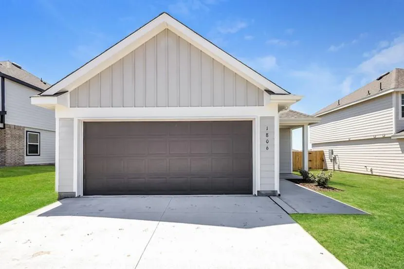 Front exterior — 1929 Malus Way, El Reno, OK 73036