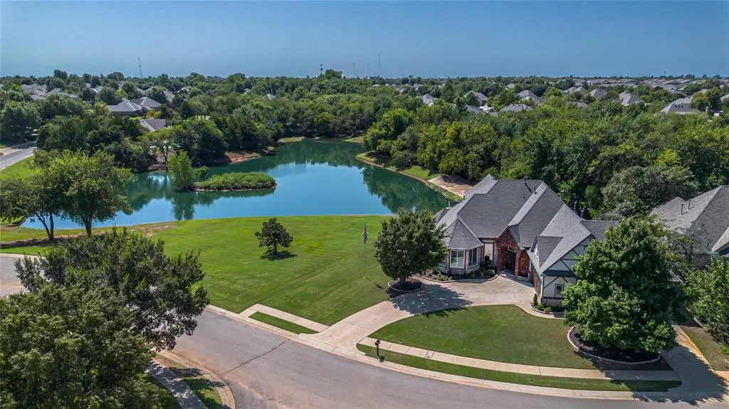Front exterior — 300 Heritage Green Road, Edmond, OK 73003