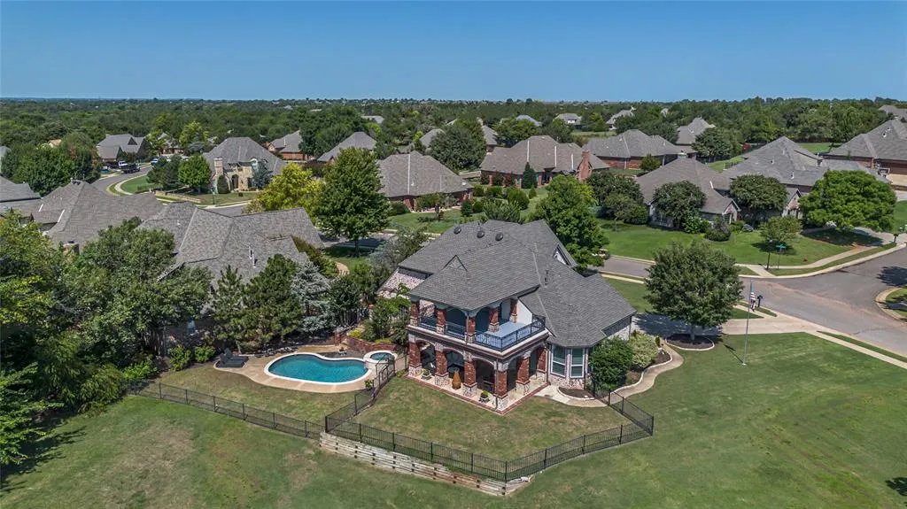 Photo 2 — 300 Heritage Green Road, Edmond, OK 73003