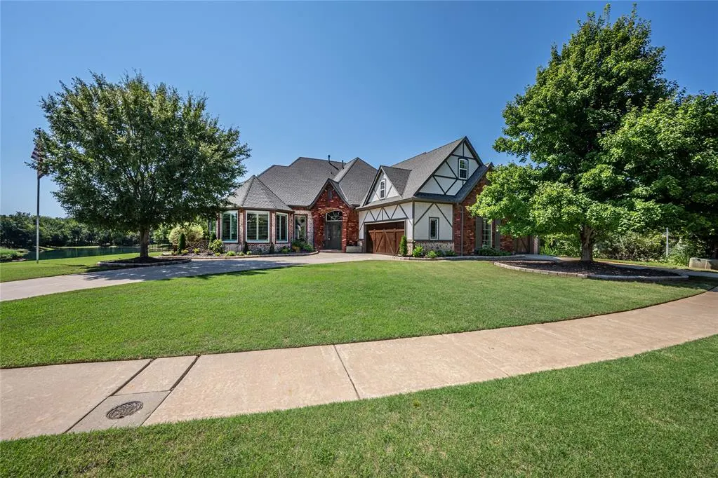 Photo 4 — 300 Heritage Green Road, Edmond, OK 73003