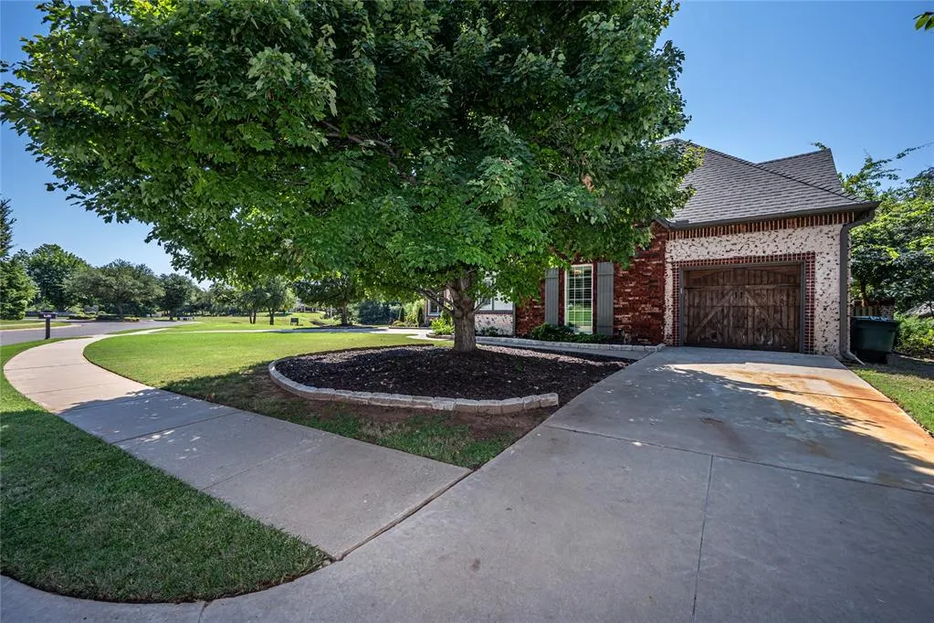 Photo 5 — 300 Heritage Green Road, Edmond, OK 73003