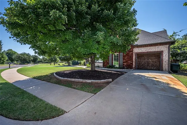 Photo 5 — 300 Heritage Green Road, Edmond, OK 73003