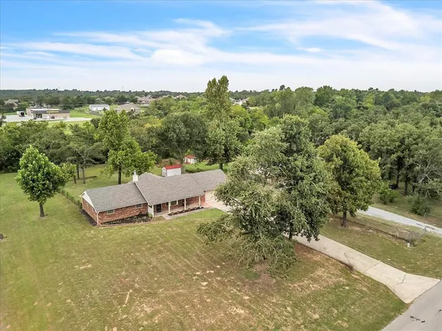 Front exterior — 25 Woodlake Drive, Choctaw, OK 73020