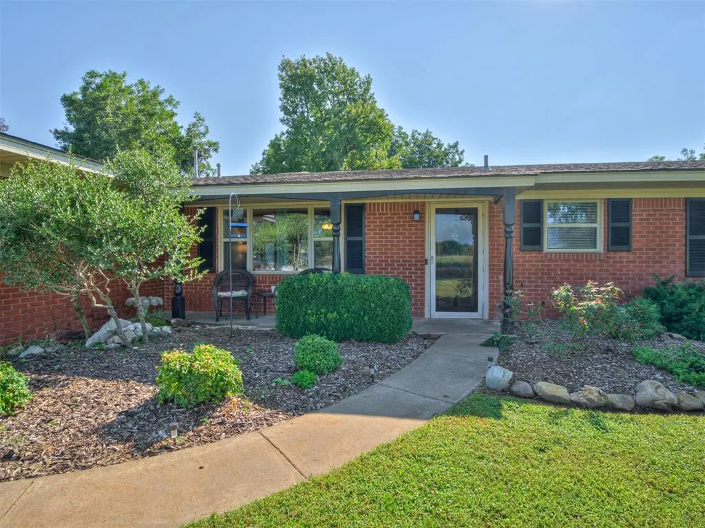 Photo 2 — 406 S Pine Street, Crescent, OK 73028