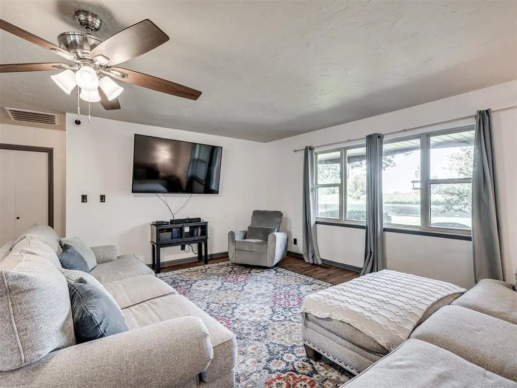 Photo 5 — 406 S Pine Street, Crescent, OK 73028