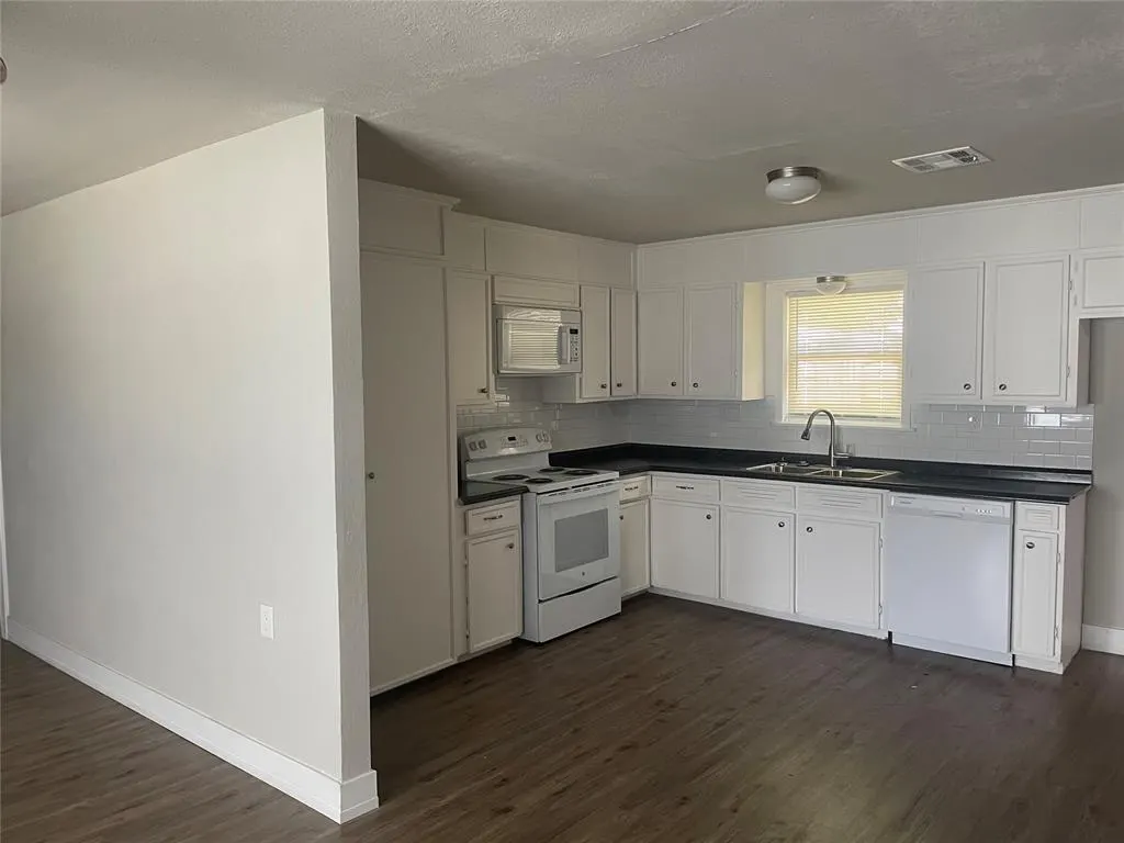 Photo 6 — 523 SE 4th Street, Lexington, OK 73051