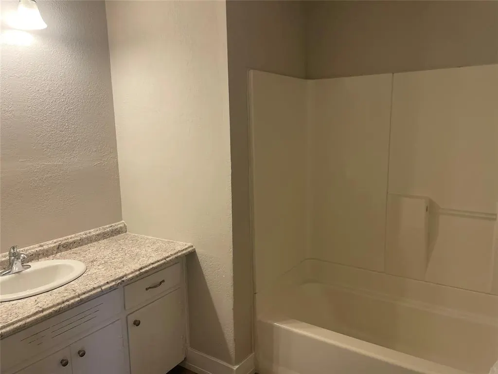 Photo 11 — 523 SE 4th Street, Lexington, OK 73051