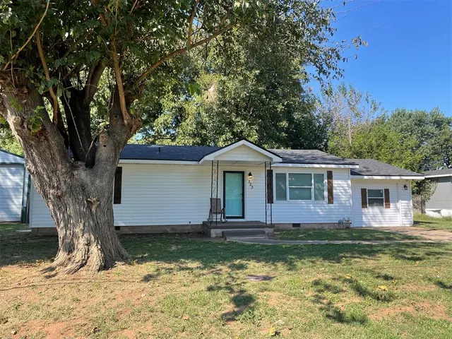 Photo 2 — 523 SE 4th Street, Lexington, OK 73051