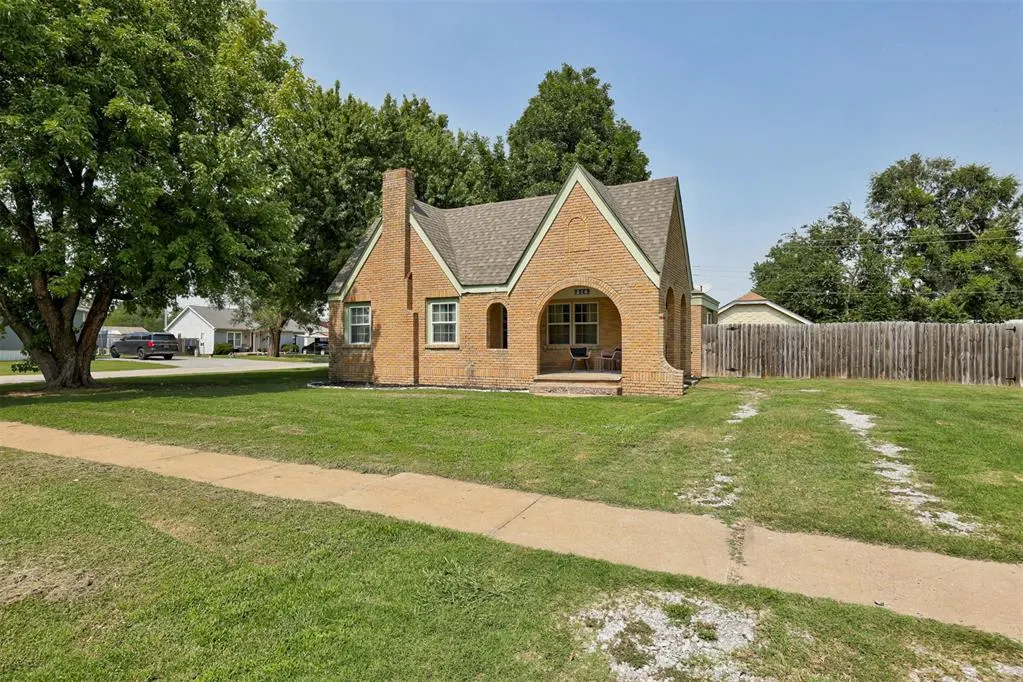 Photo 4 — 310 NW Belle Street, Minco, OK 73059
