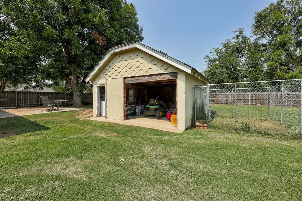 Photo 39 — 310 NW Belle Street, Minco, OK 73059