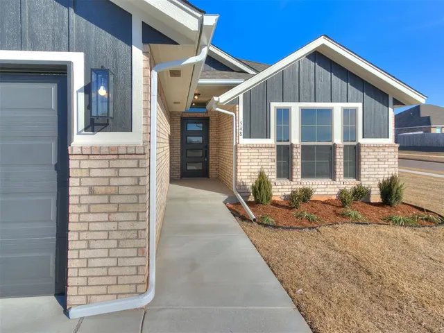 Photo 2 — 548 Cherrybark Drive, Washington, OK 73093