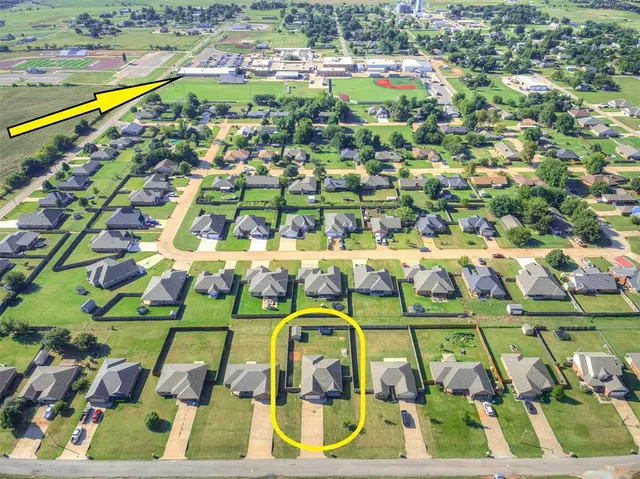 Photo 4 — 118 W Comanche Avenue, Cashion, OK 73016