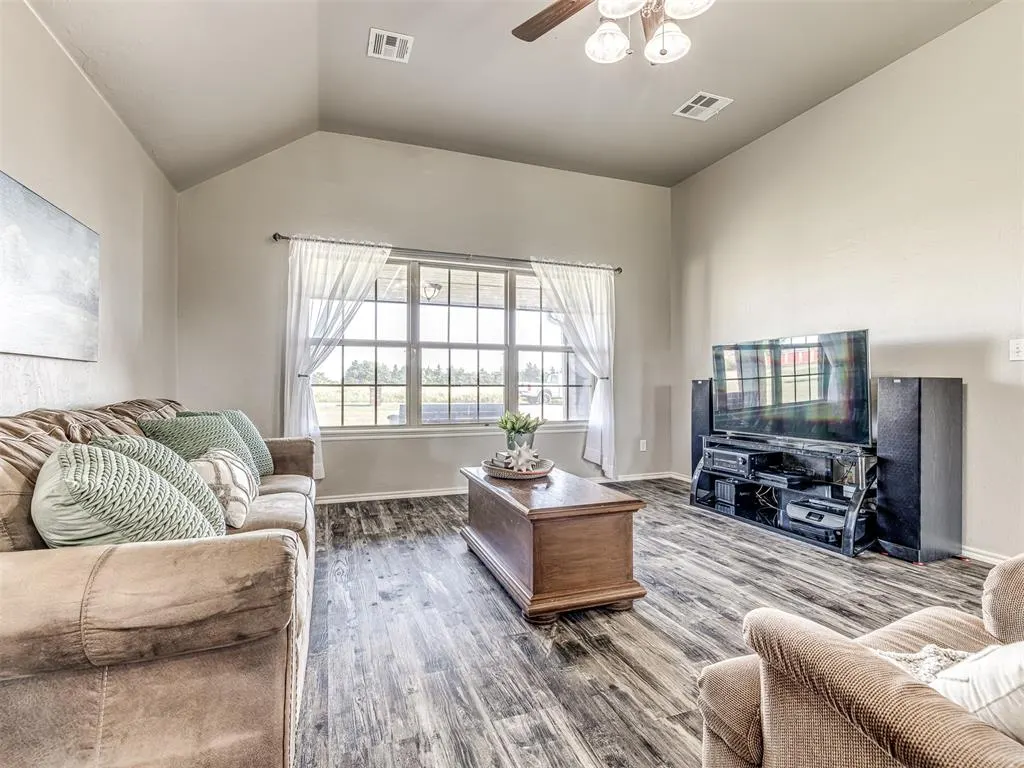 Photo 8 — 118 W Comanche Avenue, Cashion, OK 73016