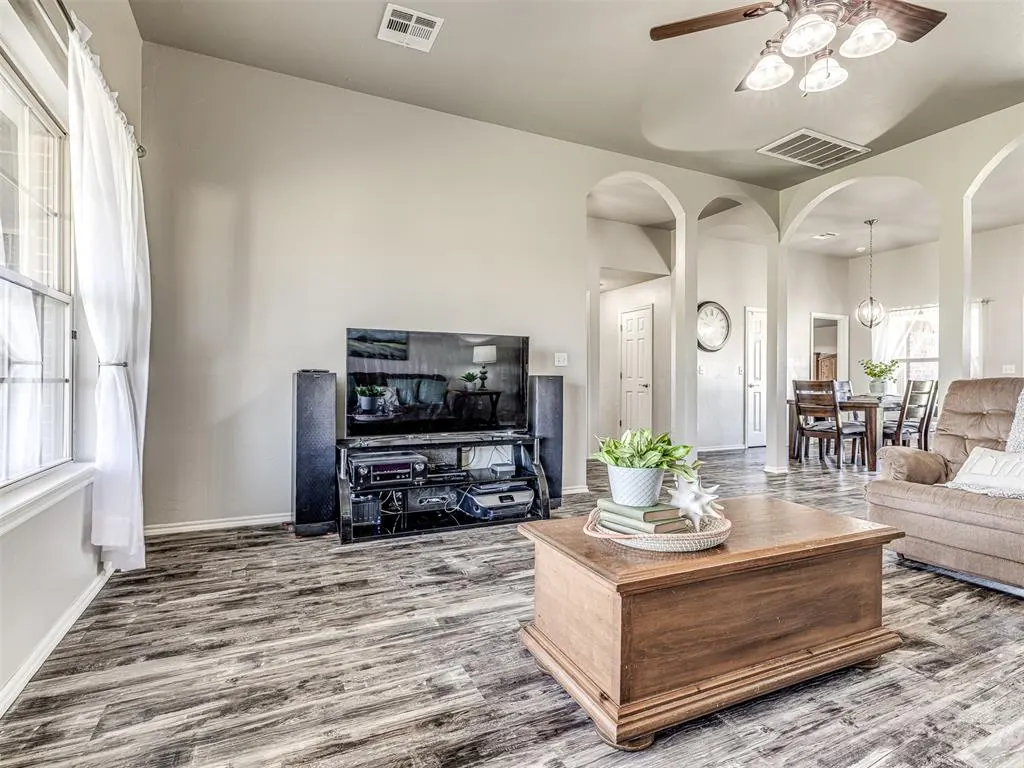 Photo 9 — 118 W Comanche Avenue, Cashion, OK 73016