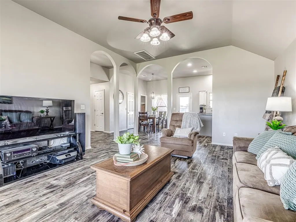 Photo 10 — 118 W Comanche Avenue, Cashion, OK 73016