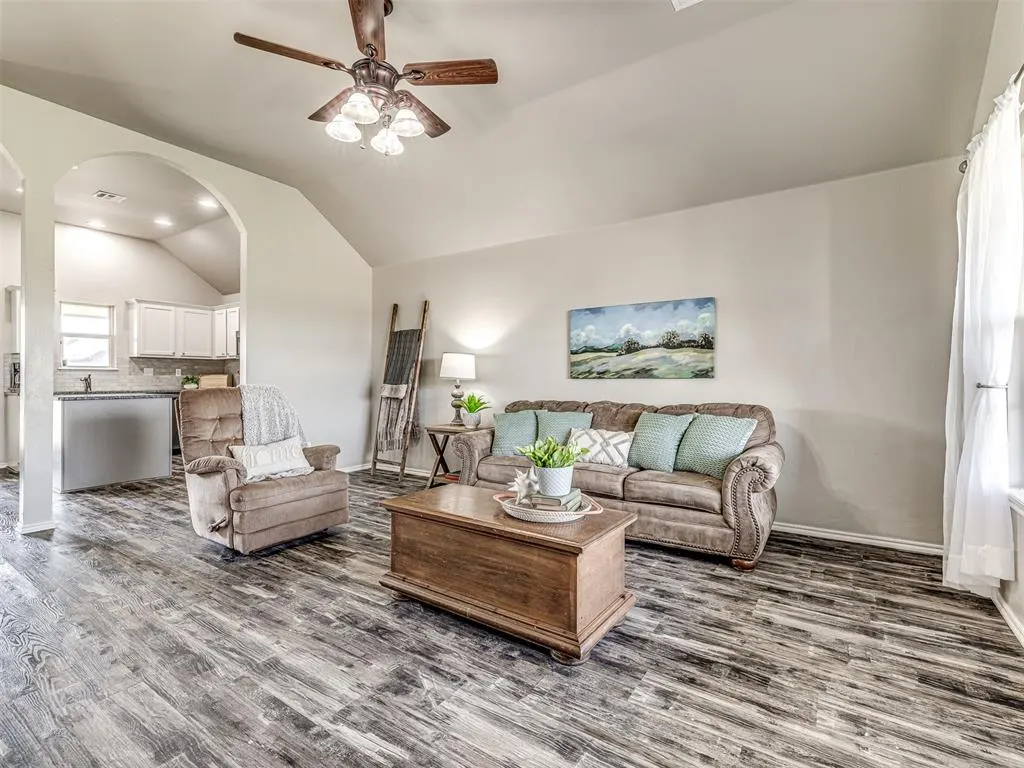 Photo 11 — 118 W Comanche Avenue, Cashion, OK 73016