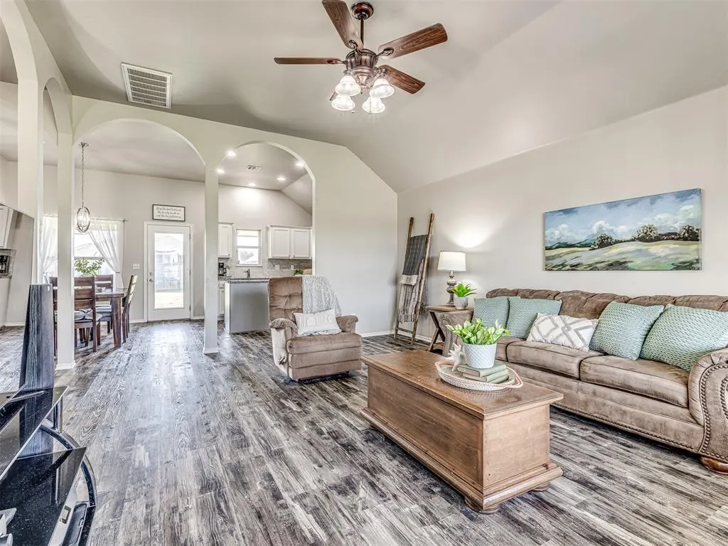Photo 12 — 118 W Comanche Avenue, Cashion, OK 73016