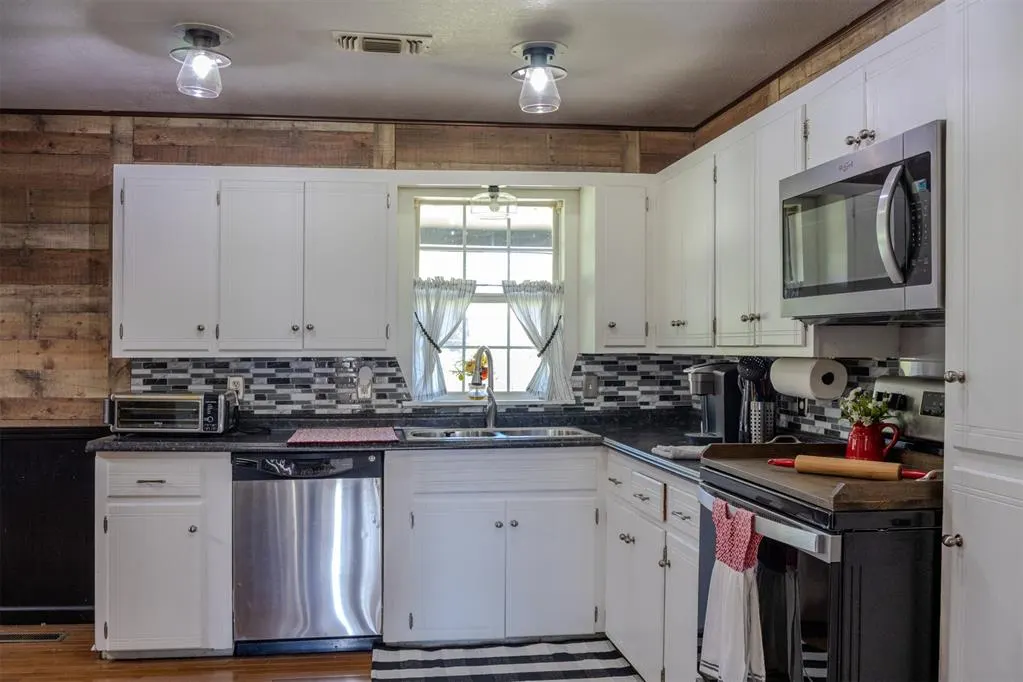 Photo 11 — 24260 E County Road 1560 Road, Maysville, OK 73057