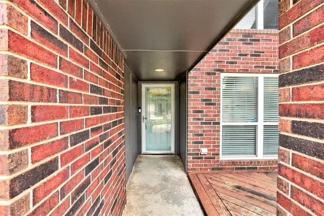 Photo 4 — 7916 Wilshire Ridge Drive, Oklahoma City, OK 73132