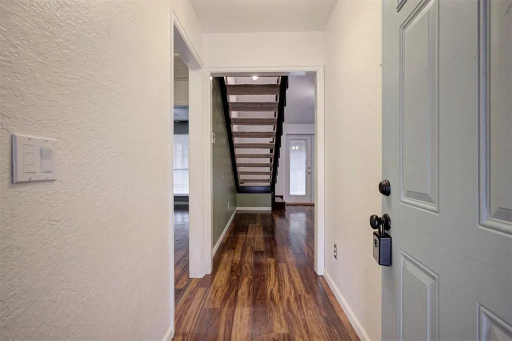 Photo 5 — 7916 Wilshire Ridge Drive, Oklahoma City, OK 73132