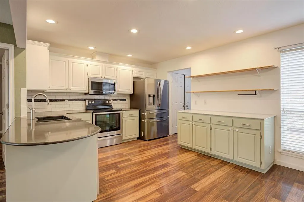 Photo 12 — 7916 Wilshire Ridge Drive, Oklahoma City, OK 73132