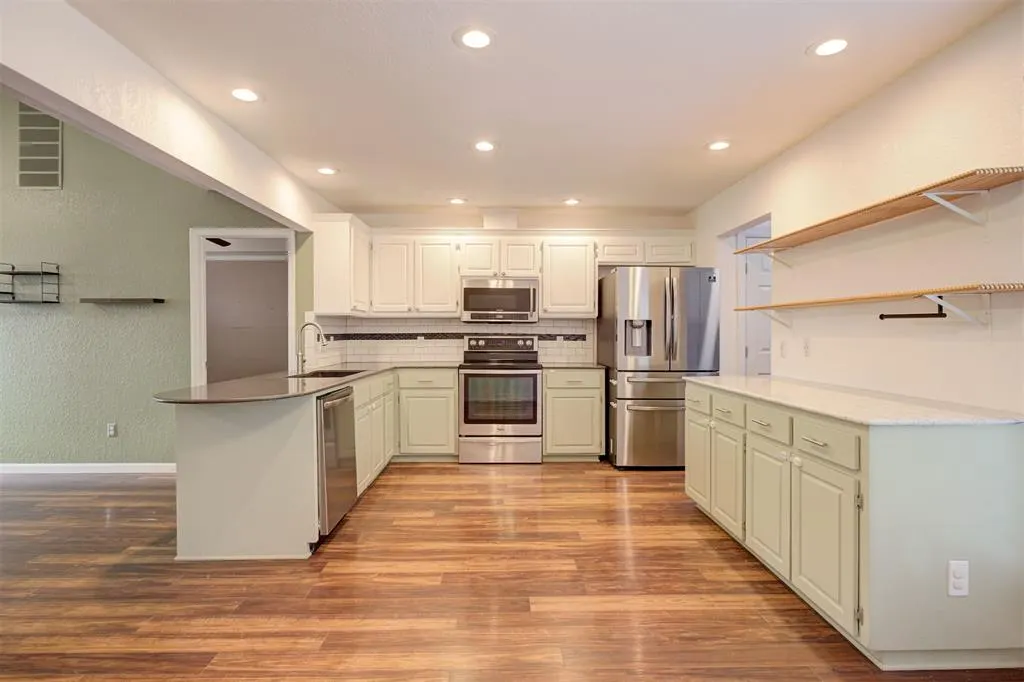 Photo 13 — 7916 Wilshire Ridge Drive, Oklahoma City, OK 73132