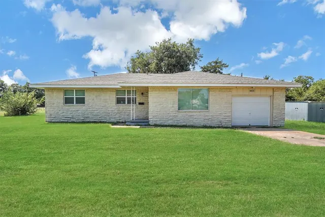 Photo 2 — 1421 B Street, Snyder, OK 73566