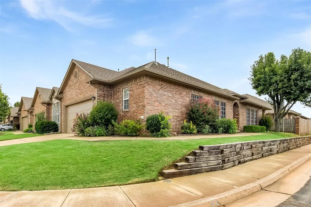 Photo 2 — 1640 Laurel Place, Edmond, OK 73003
