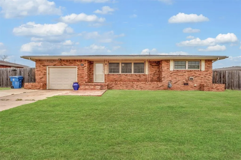Front exterior — 813 S Magnolia Street, Cordell, OK 73632