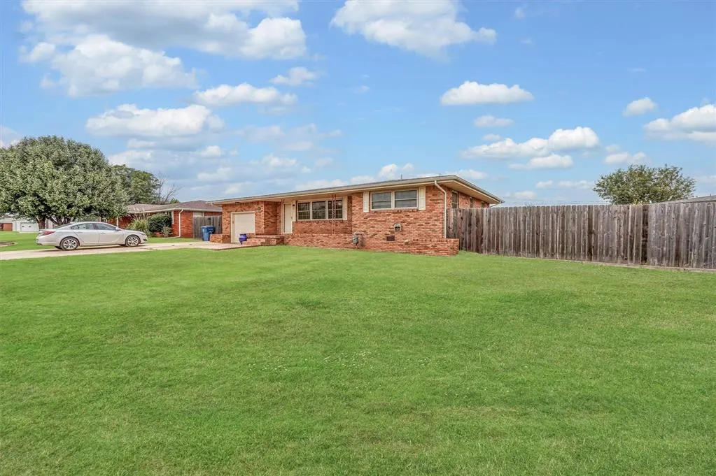 Photo 2 — 813 S Magnolia Street, Cordell, OK 73632