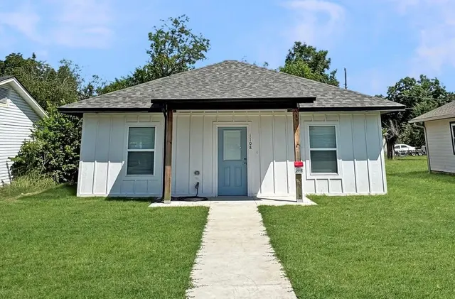 Front exterior — 1108 W Dewey St Street, Shawnee, OK 74801