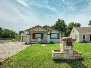 Sold home at 901 W Wade Street