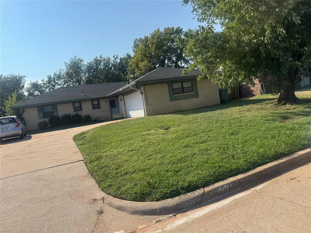 Photo 2 — 11001 Rochdale Avenue, Oklahoma City, OK 73114