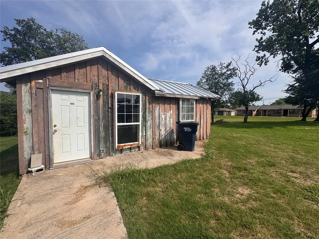 Photo 2 — 402 N 5th Street, Seminole, OK 74868