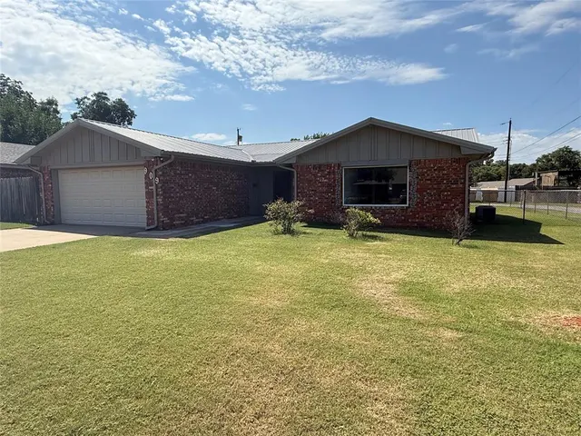 Front exterior — 909 N HOWARD Avenue, Elk City, OK 73644