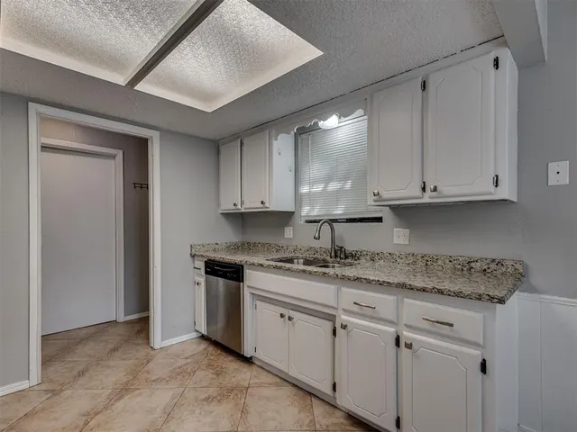 Photo 7 — 420 Brighton Drive, Edmond, OK 73003