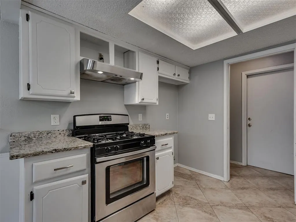 Photo 9 — 420 Brighton Drive, Edmond, OK 73003