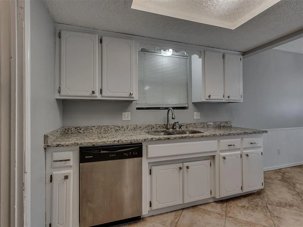 Photo 10 — 420 Brighton Drive, Edmond, OK 73003
