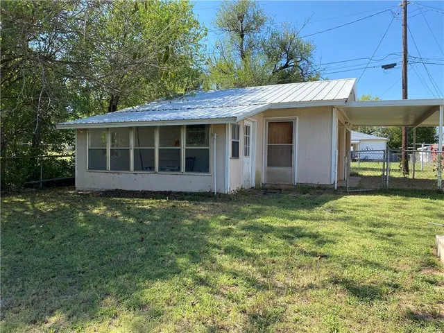 Photo 4 — 212 E Beech Street, Tecumseh, OK 74873